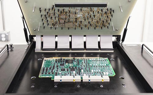 ICT 岗位显示 PCB 正在电子测试