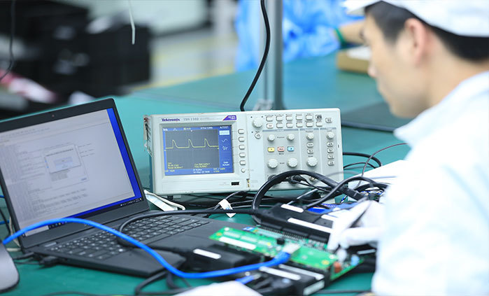 功能测试工位连接 PCB 与测试设备