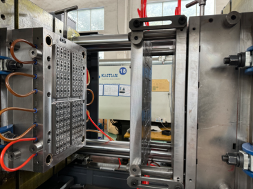 High-volume injection mold running in production related to production instability
